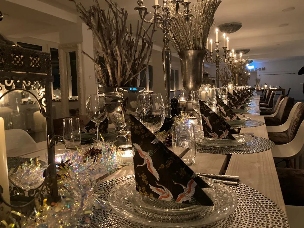 Dinner-Atmosphäre mit Kerzenschein in der Eventlocation Glockenstraße Düsseldorf