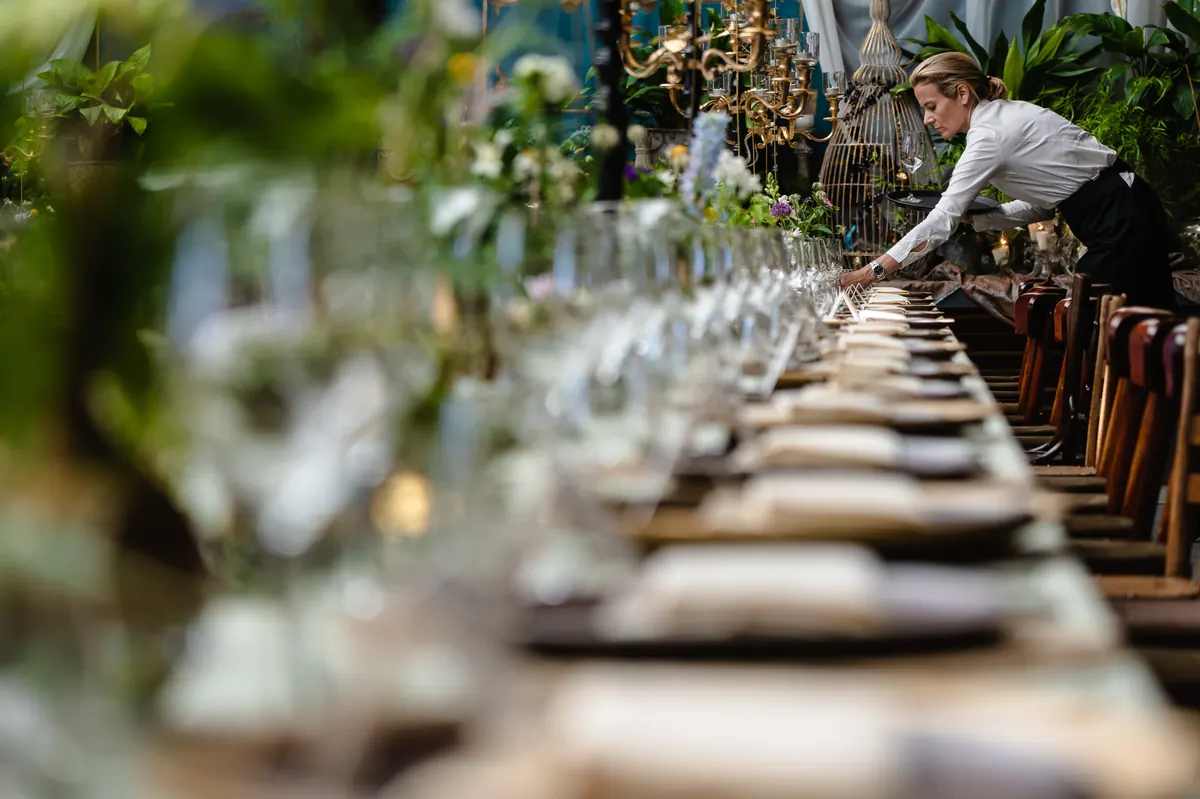 Serviceteam beim Eindecken einer Festtafel in der Glockenstraße Düsseldorf
