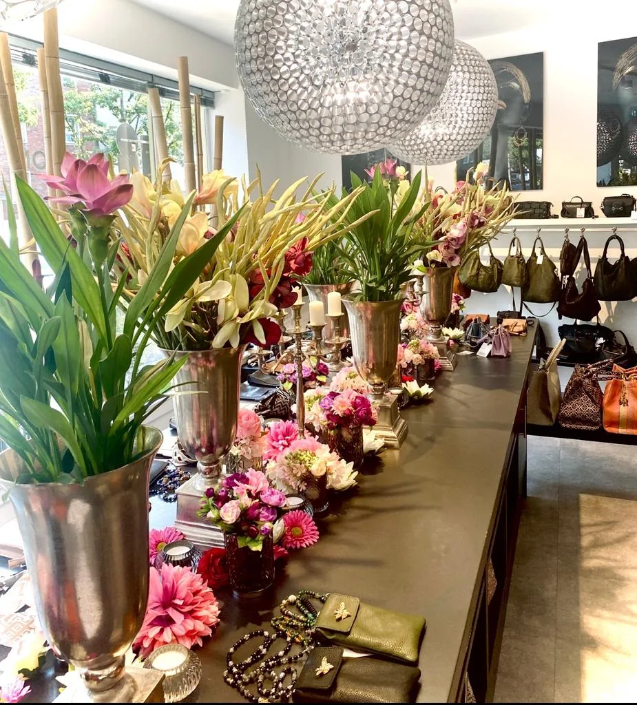 Showroom-Details mit Blumendekoration in der Eventlocation Lamann Düsseldorf
