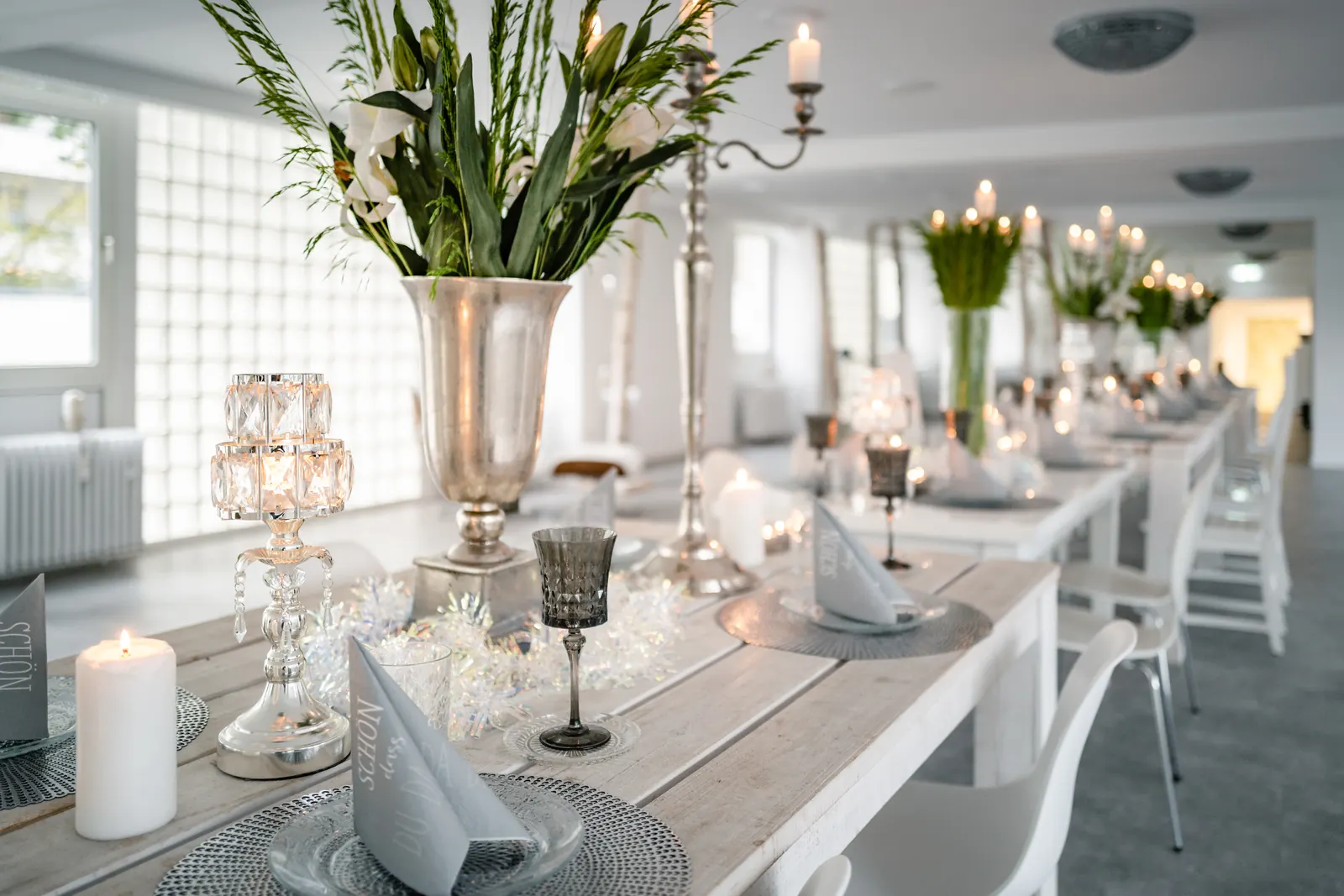 Elegante Tischdekoration für Hochzeiten und Dinner-Events in der Eventlocation Düsseldorf
