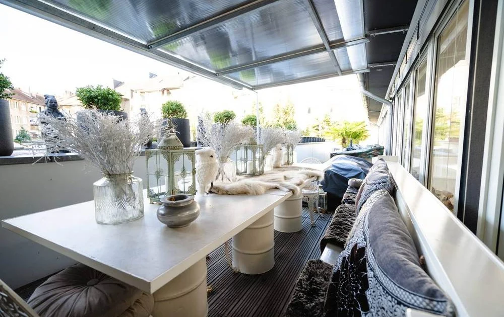 Überdachte Dachterrasse mit Lounge für einen Winter-Empfang