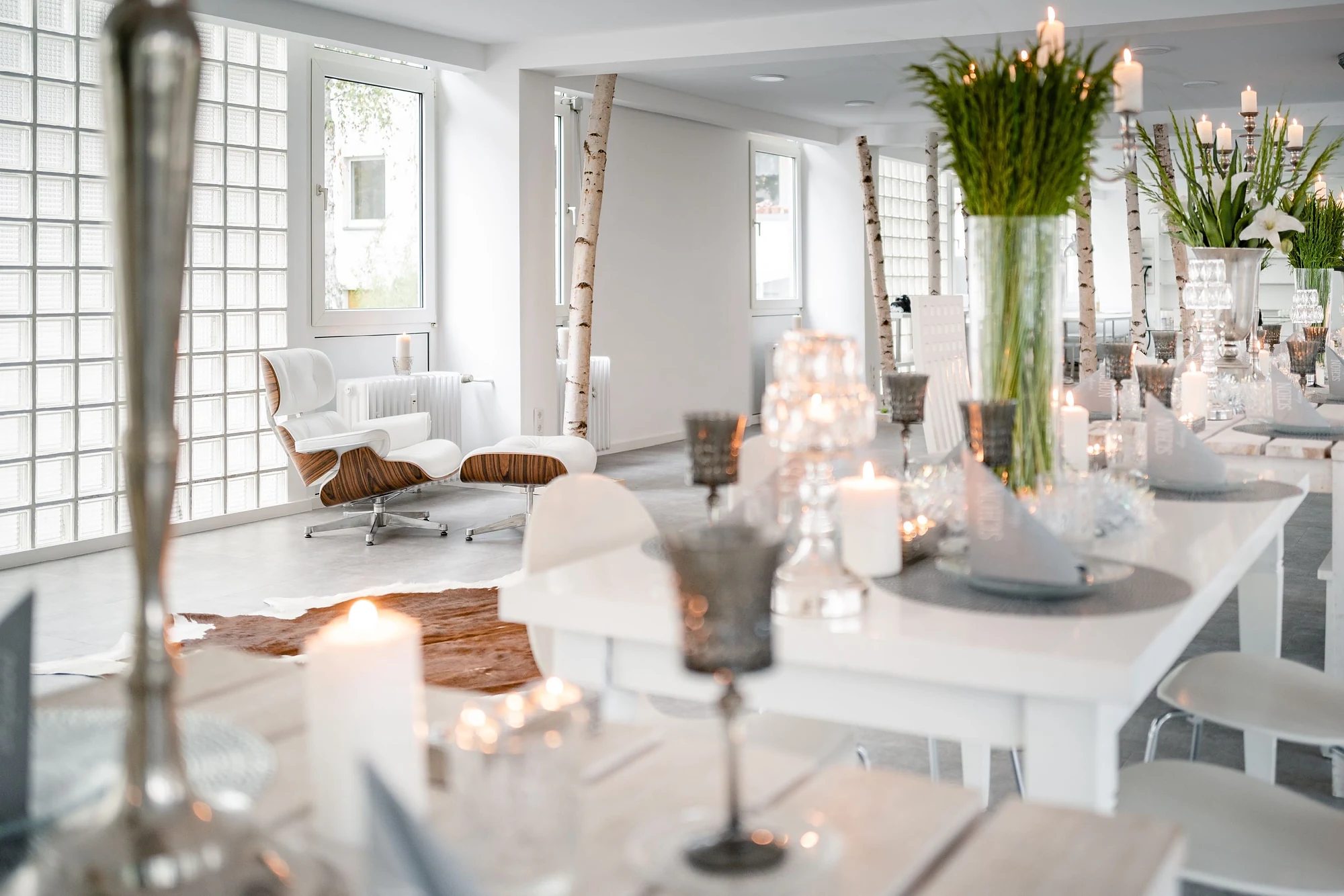 Long Table Dinner mit Blumen und Kerzen in der Eventlocation Die Glockenstraße, Düsseldorf