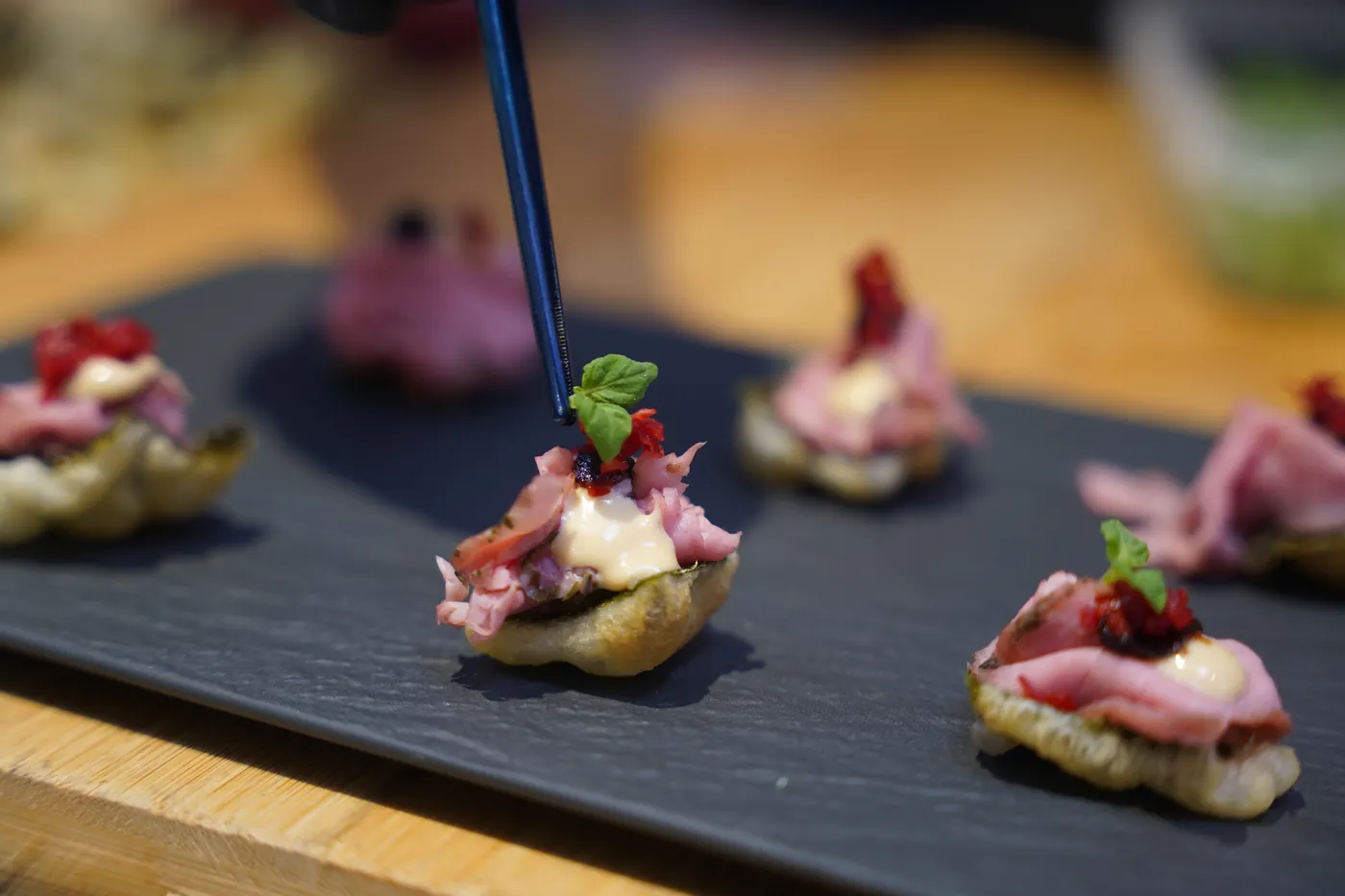 Canapés beim Anrichten in der Eventlocation